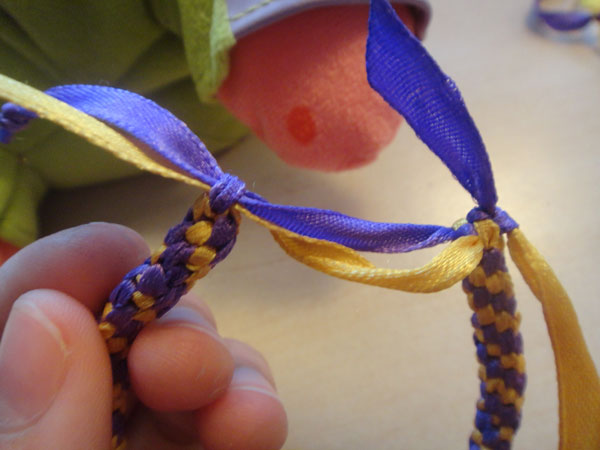 Мастер-класс плетения браслетов из лент «Фенечки»