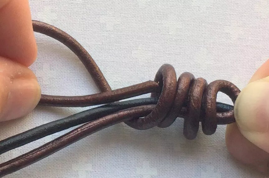 Как завязать браслет из веревки с регулирующей длиной на руке пошагово фото